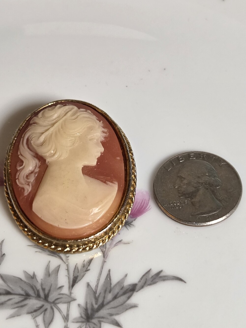 Vintage Cameo Brooch Pendant in Peach and Cream - Picture 6 of 6
